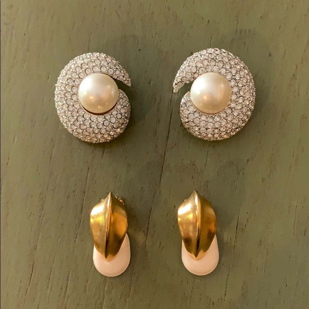 Lot of 2 vintage earrings